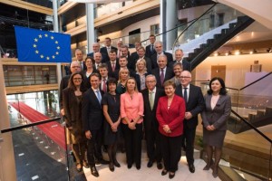 First-group-photo-Juncker-Commission-23-10-2014_01