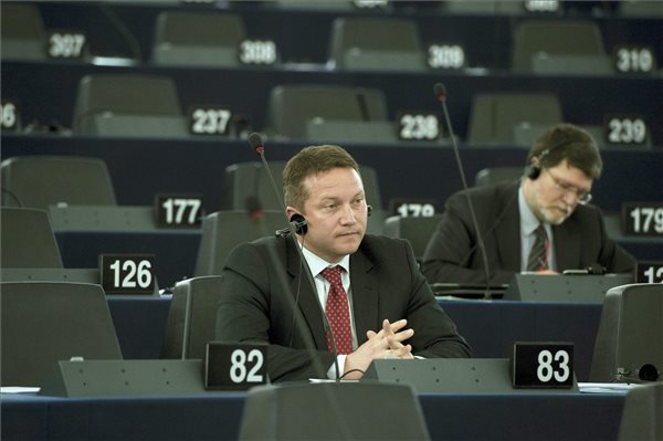 EP: HUNGARIAN MEPS FIGHT ON, AS JUNCKER SECURES MAJORITY
